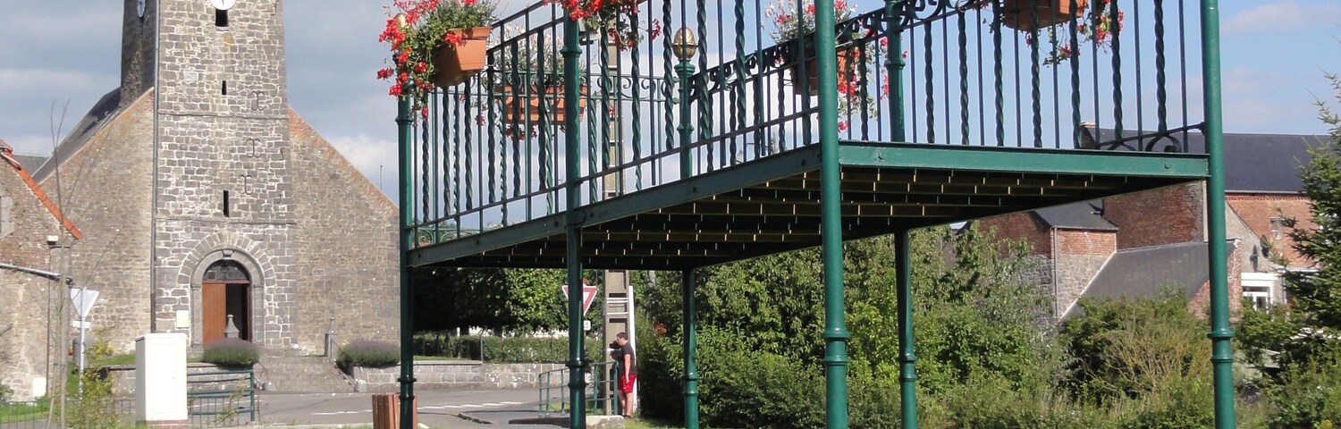 Marbaix (Nord, Fr) Kiosque à musique, église