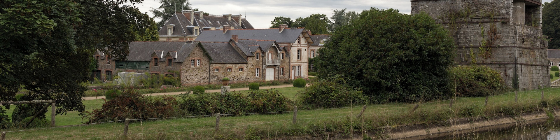 This building is indexed in the Base Mérimée, a database of architectural heritage maintained by the French Ministry of Culture, under the reference PA56000056 .