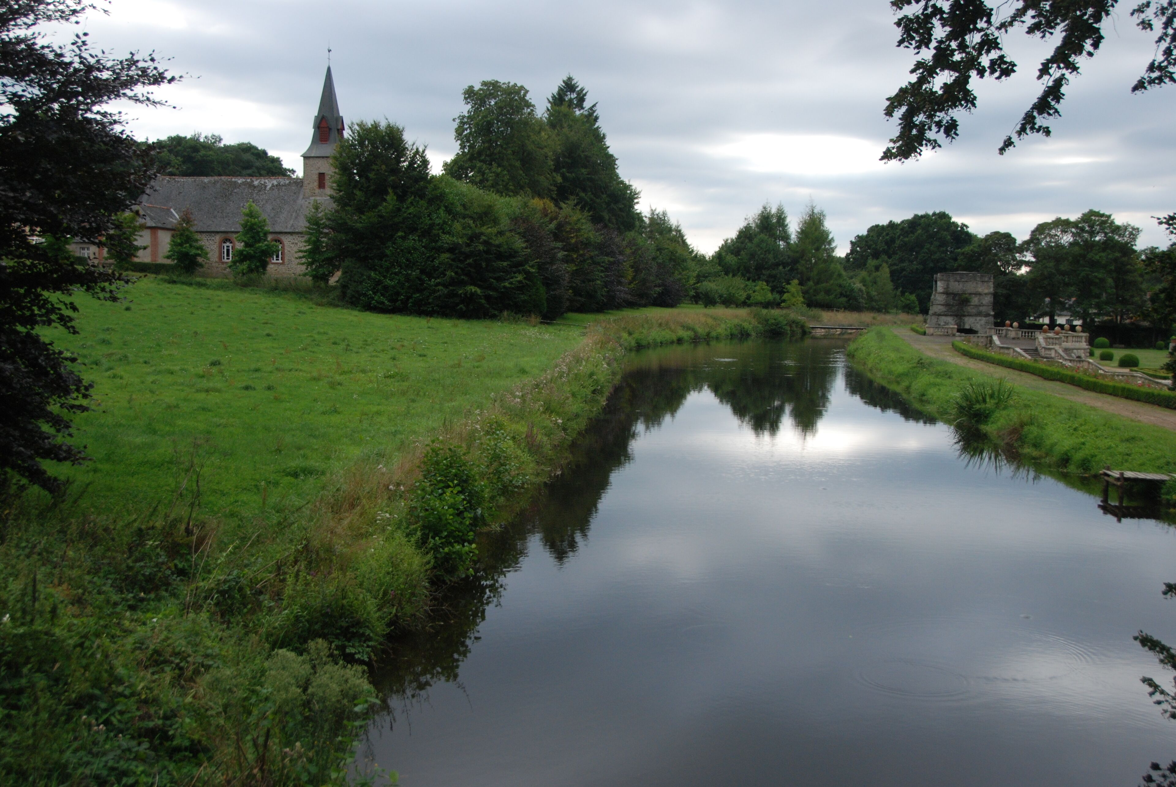 Eglise - Canal - Haut-Fourneau près du château des Forges de Lanouée