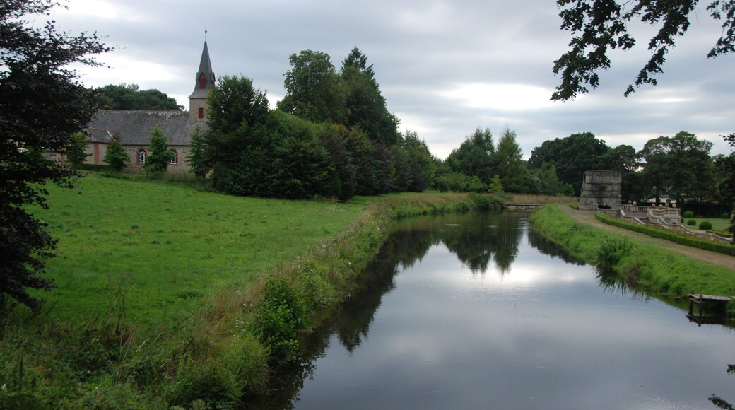Eglise - Canal - Haut-Fourneau près du château des Forges de Lanouée