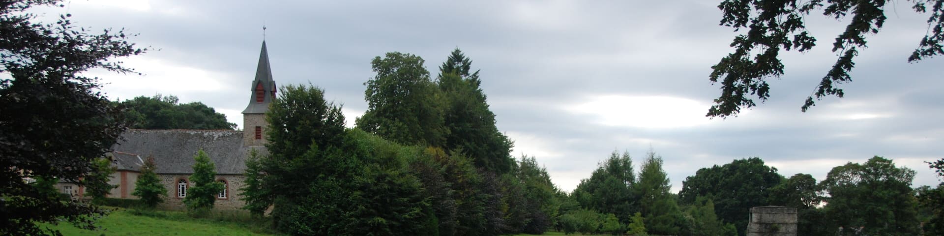 Eglise - Canal - Haut-Fourneau près du château des Forges de Lanouée