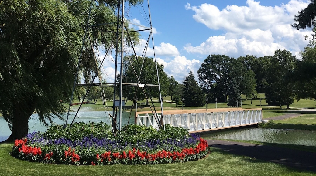 An American icon near a barn with quilts and a down-to-earth restaurant, with great Amish food. Gutes Essen, according to this Trovering Dutchman.
The Midwest at its finest.