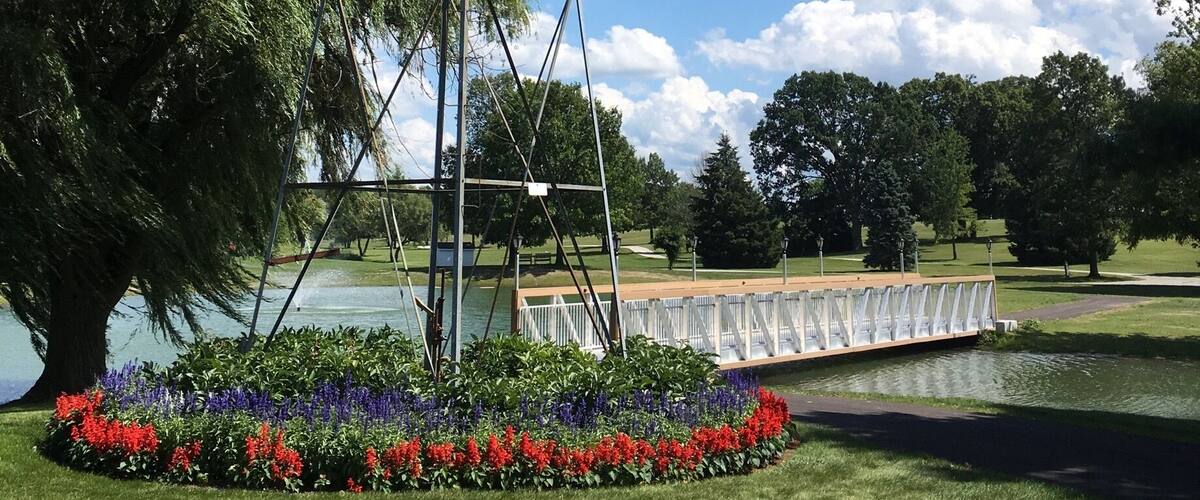 An American icon near a barn with quilts and a down-to-earth restaurant, with great Amish food. Gutes Essen, according to this Trovering Dutchman.
The Midwest at its finest.