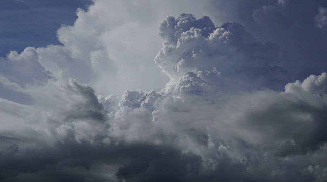 Forming storm clouds, Sony A5100
16-50mm 1:3.5-5.6 PZ OSS