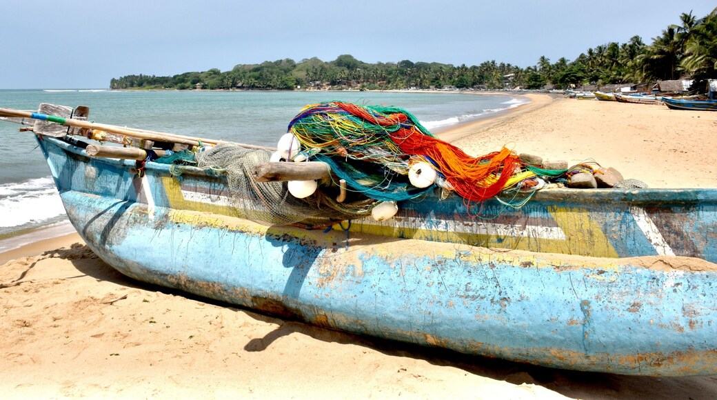 Bateau de pêche dans la province de Pothuvil, Sri Lanka.