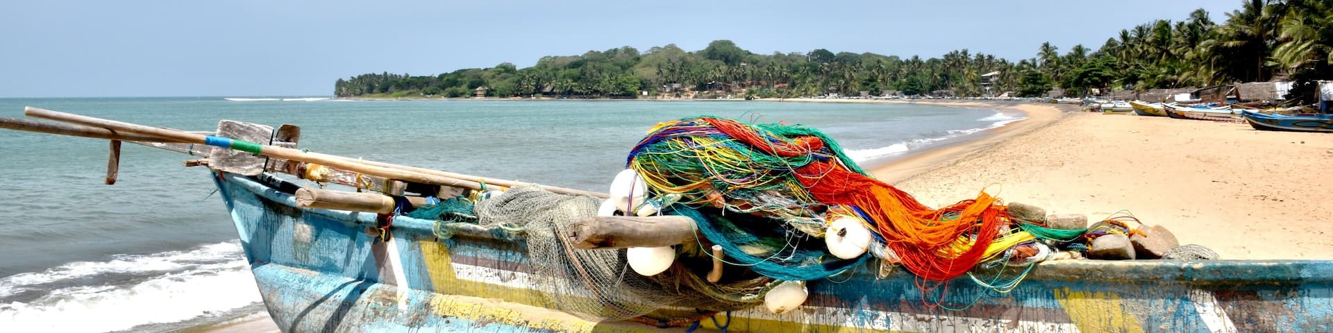 Bateau de pêche dans la province de Pothuvil, Sri Lanka.