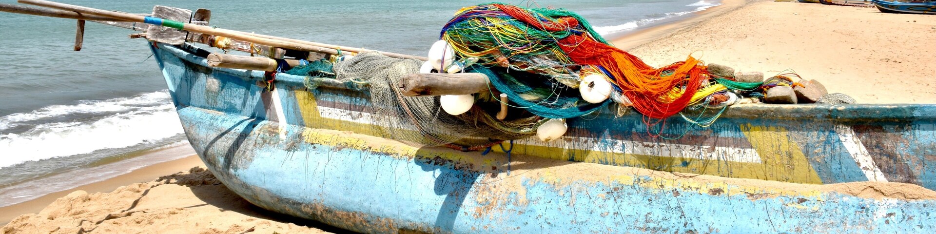 Bateau de pêche dans la province de Pothuvil, Sri Lanka.