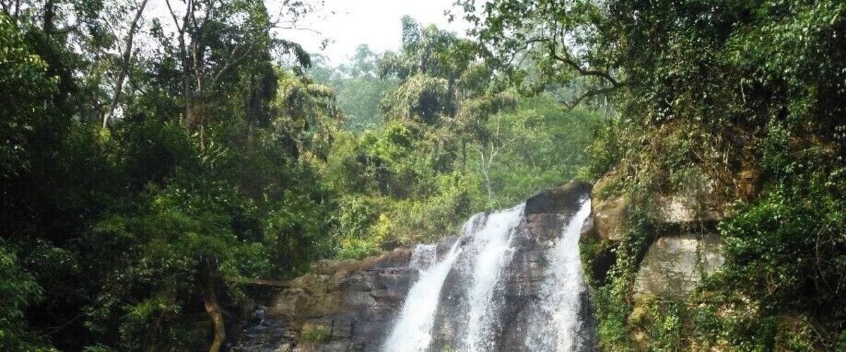 This is the Punaoya Falls, where we reached easily than all other six waterfalls. And also, anyone can have a close look to this waterfall from the Nuwara Eliya-Peradeniya main road.
Just before you enter into the Ramboda tunnel, you can see this eye-catching creation of nature. If you go closer, you must be careful as the rocks are too slippery.