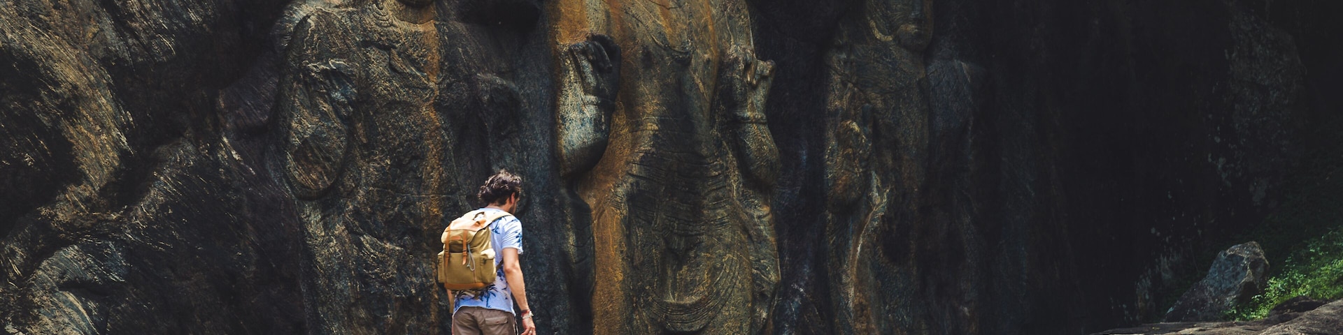 Homme voyageur au temple de Buduruvagala Statue en Pierre Sri Lanka