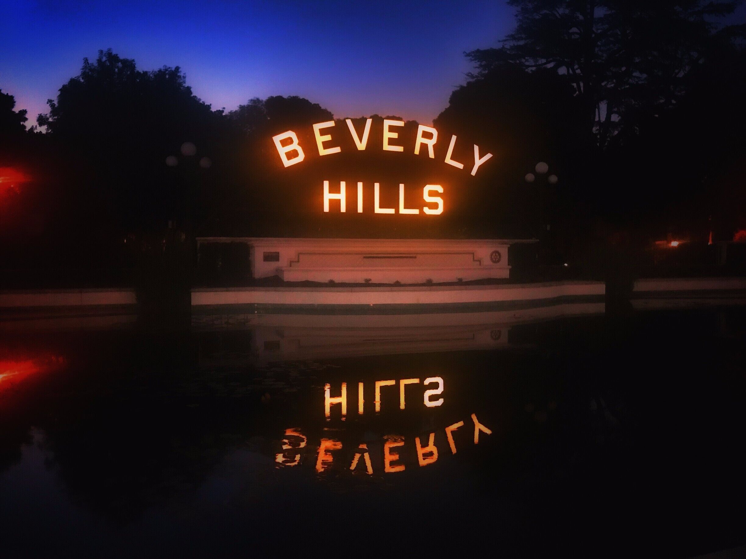 Beverly Hills is a city in California's Los Angeles County. Home to many Hollywood stars, it features the upscale shopping street of Rodeo Drive. The expansive Beverly Gardens Park has fountains and rose gardens, plus an illuminated Beverly Hills sign. The 1920s Greystone Mansion is the backdrop for many films. Known as a celebrity haunt, The Beverly Hills Hotel is set in tropical gardens and has a poolside cafe.
