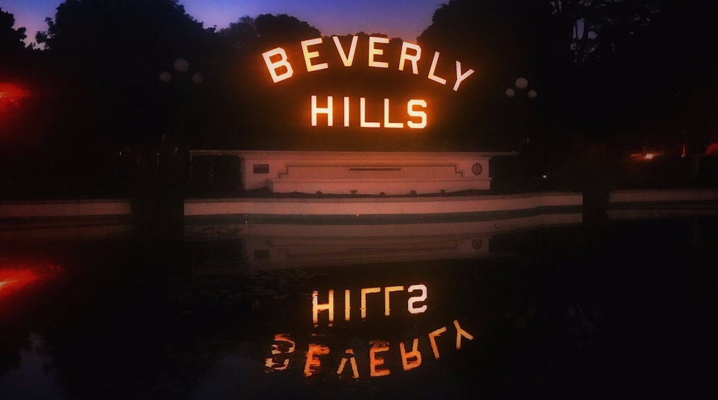 Beverly Hills is a city in California's Los Angeles County. Home to many Hollywood stars, it features the upscale shopping street of Rodeo Drive. The expansive Beverly Gardens Park has fountains and rose gardens, plus an illuminated Beverly Hills sign. The 1920s Greystone Mansion is the backdrop for many films. Known as a celebrity haunt, The Beverly Hills Hotel is set in tropical gardens and has a poolside cafe.