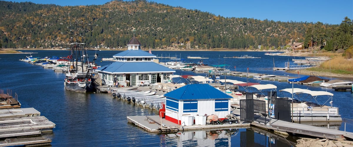 Big Bear Lake som viser fredfyldte omgivelser, en sø eller et vandhul og en bugt eller havn