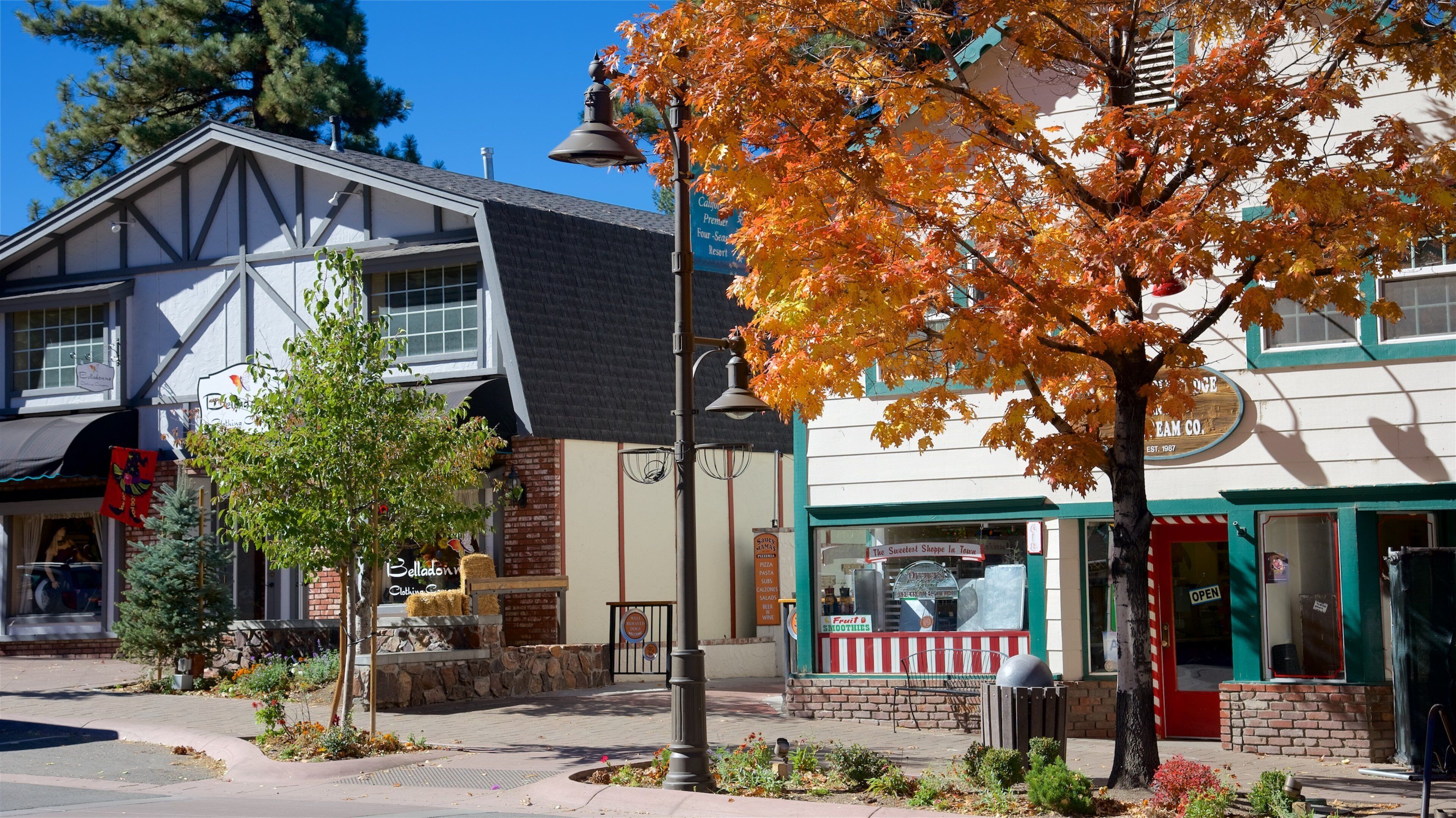 Big Bear Lake mostrando colori d\'autunno