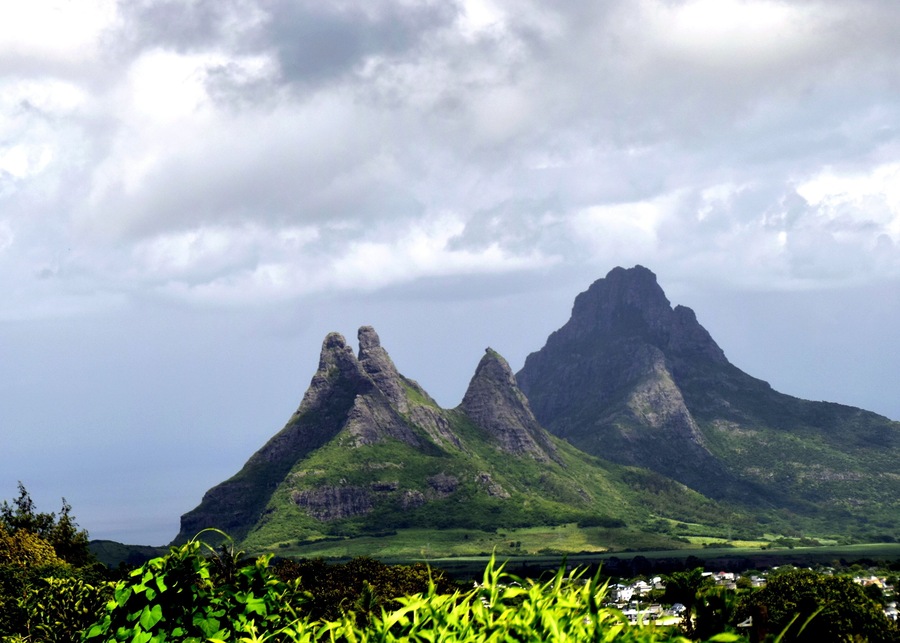 Un paysage montagneux avec deux pics imposants et une vallée en contrebas.
