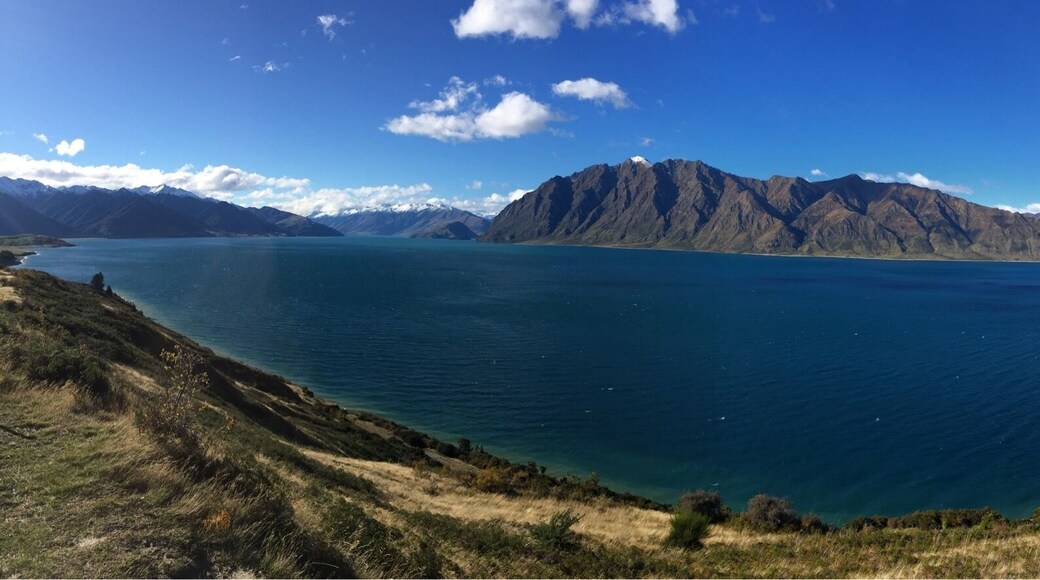 Awesome little view point on the way to Wanaka/Queenstown! Pull over and snap a postcard pic! Surfsudsandsights.com