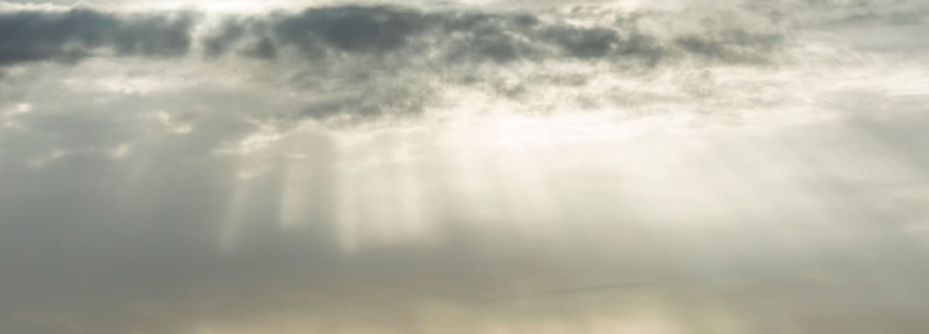 朝の光芒の中の空港