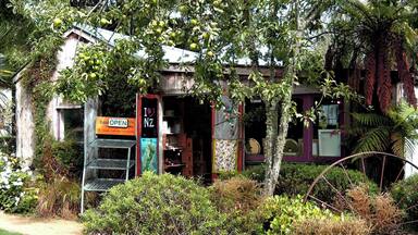 Nice little cafe with store. Awesome pizzas on a Friday night.