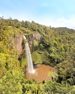 Also called as ‘Waireinga’ Falls, this is a great detour when you're in the North Island. At 55m high, this plunge waterfall has formed a large pool at its base over time and is one of the amazing sights you'll see in New Zealand.