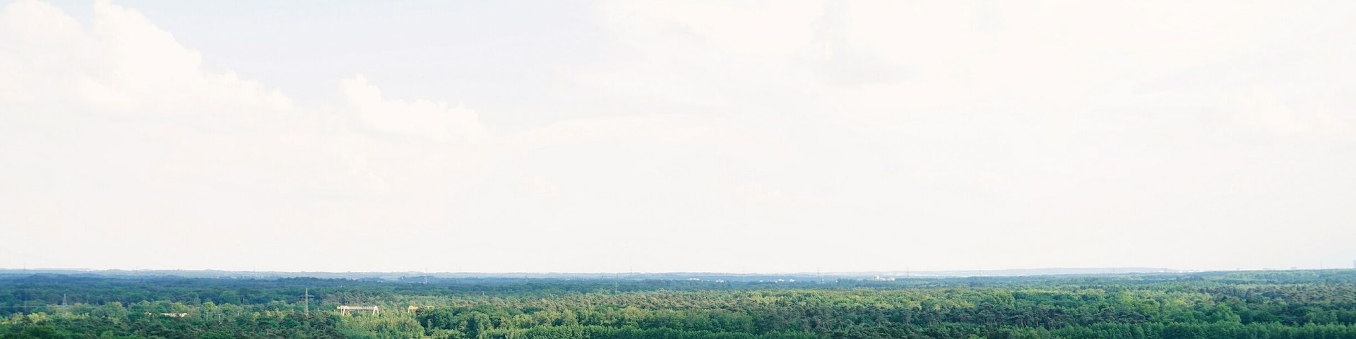 Aussichtsturm Wofsberg is an observation deck located in the middle of Sechs-Seen-Platte, which apparently is the highest point in Duisburg at 65 meters above sea level. It gives you a fantastic view of the lakes and woodlands and on clear days you can see all the way to Dusseldorf.
Perfect spot for a walk or a picnic, or even sailing and taking a dip in the lake. All around a great place to relax surrounded by nature.
#green