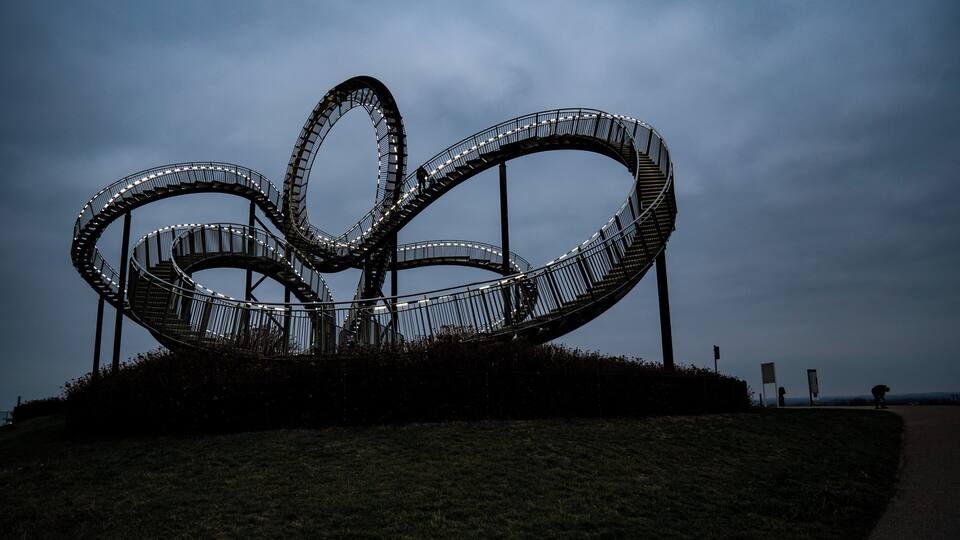 Una gran escultura de metal con bucles entrelazados.