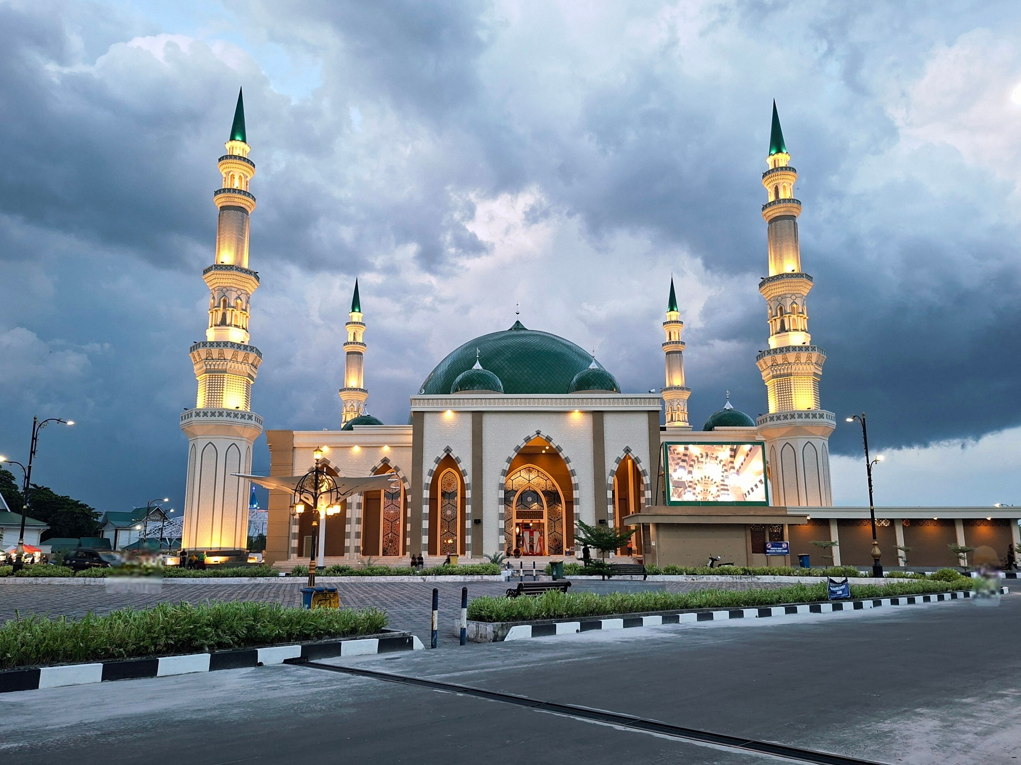 Dumai Islamic Center - The beautiful and magnificent Habiburrahman Grand Mosque, in the middle of Dumai city. Dumai, Riau, Indonesia. August 25, 2025, 5:40 PM