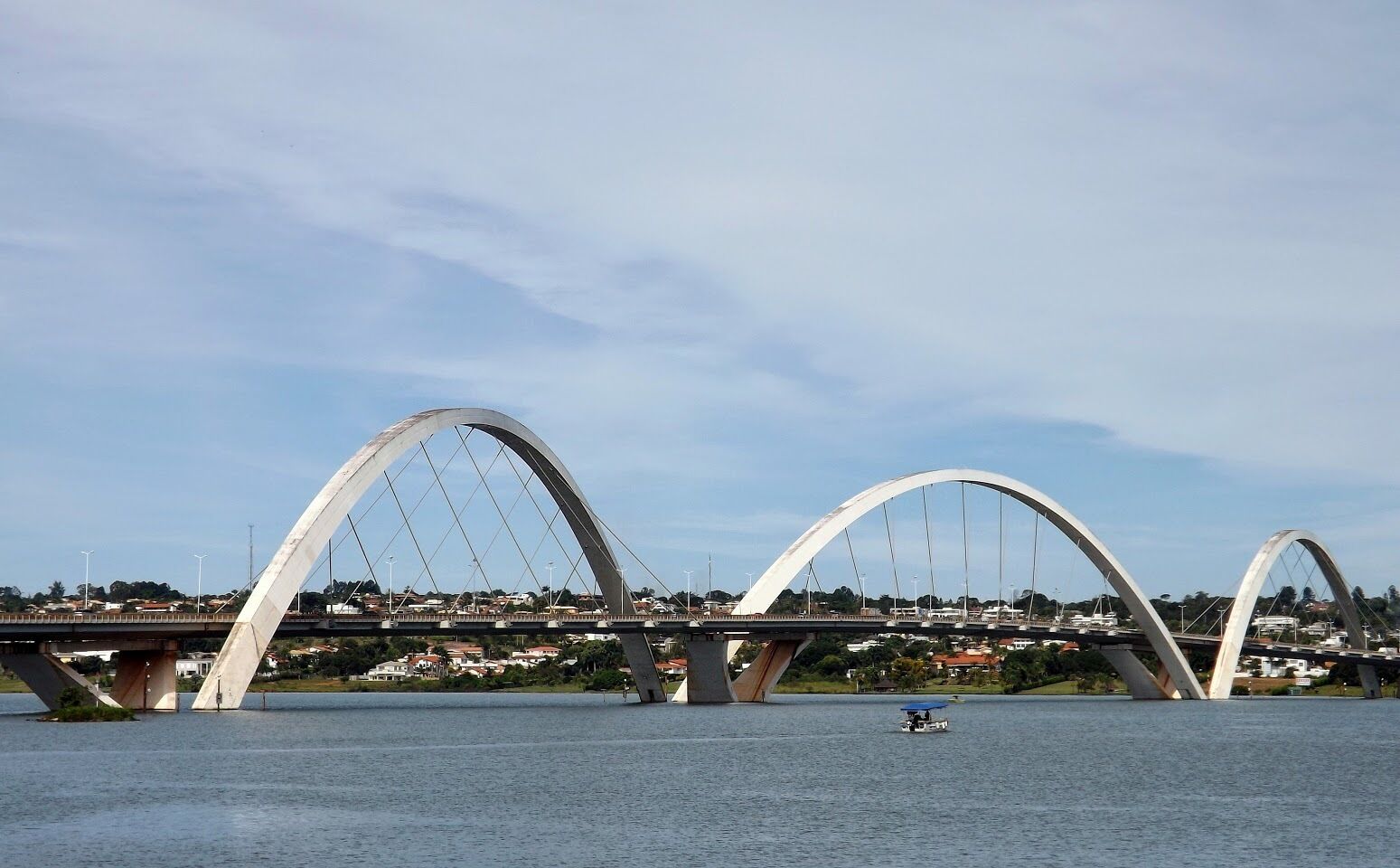 Ponte JK sobre o Lago Paranoá em Brasília-DF, Brasil.
Juscelino Kubitschek Bridge , also called President JK Bridge or JK Bridge, is a steel and concrete bridge crossing Lake Paranoá in Brasília, Brazil