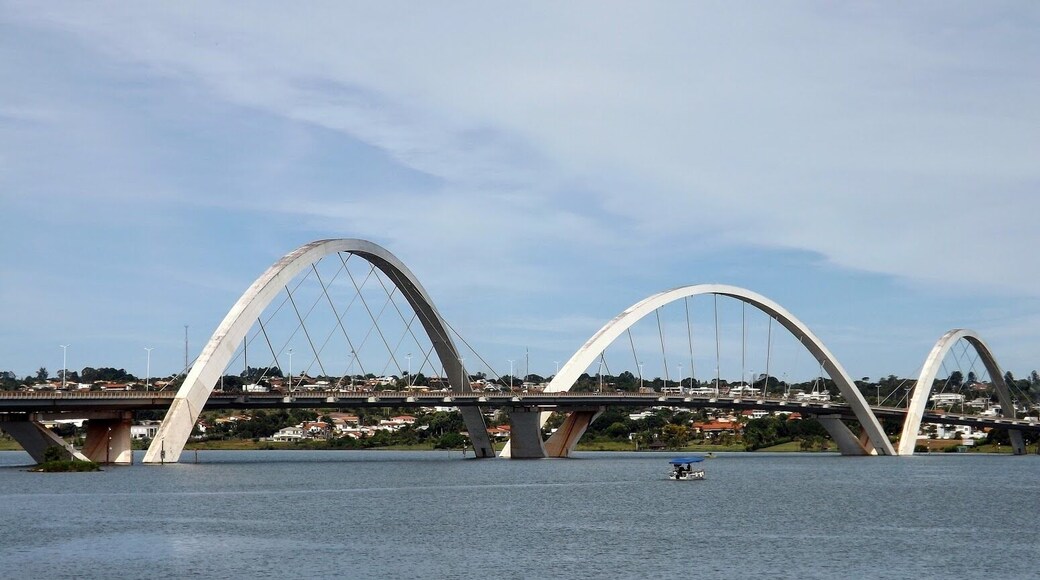 Ponte JK sobre o Lago Paranoá em Brasília-DF, Brasil.
Juscelino Kubitschek Bridge , also called President JK Bridge or JK Bridge, is a steel and concrete bridge crossing Lake Paranoá in Brasília, Brazil