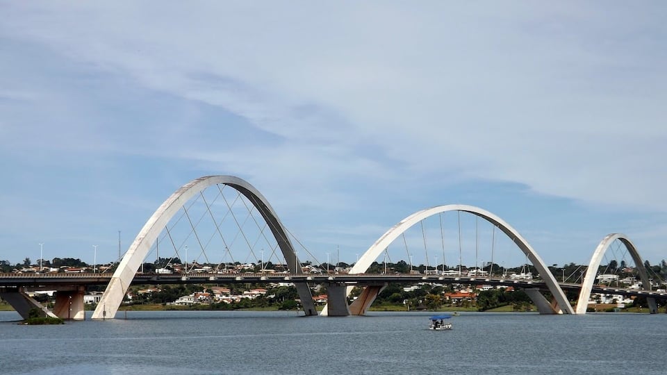 Ponte JK sobre o Lago Paranoá em Brasília-DF, Brasil.
Juscelino Kubitschek Bridge , also called President JK Bridge or JK Bridge, is a steel and concrete bridge crossing Lake Paranoá in Brasília, Brazil