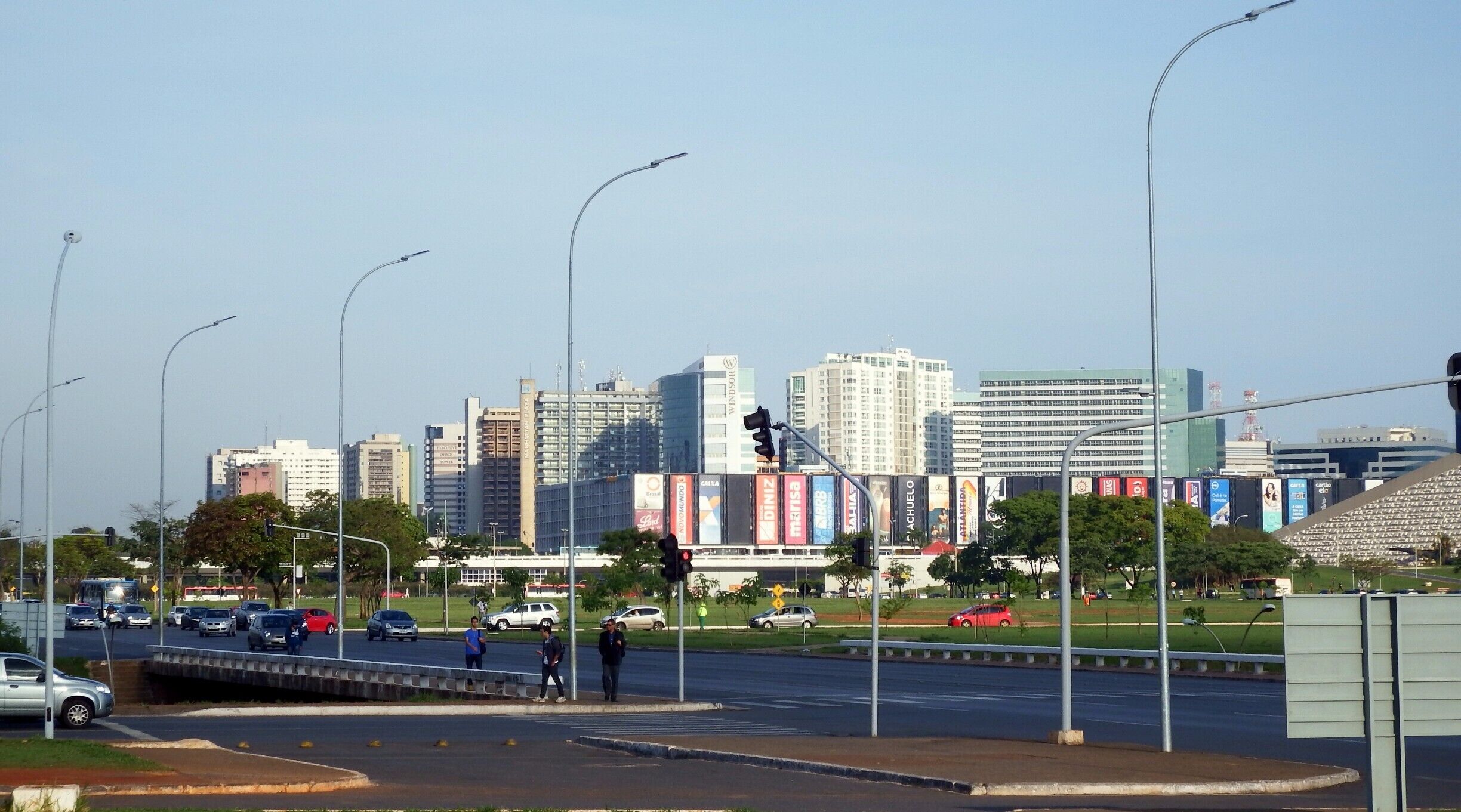 Vista do Conjunto Nacional, shopping da moderna capital do Brasil.