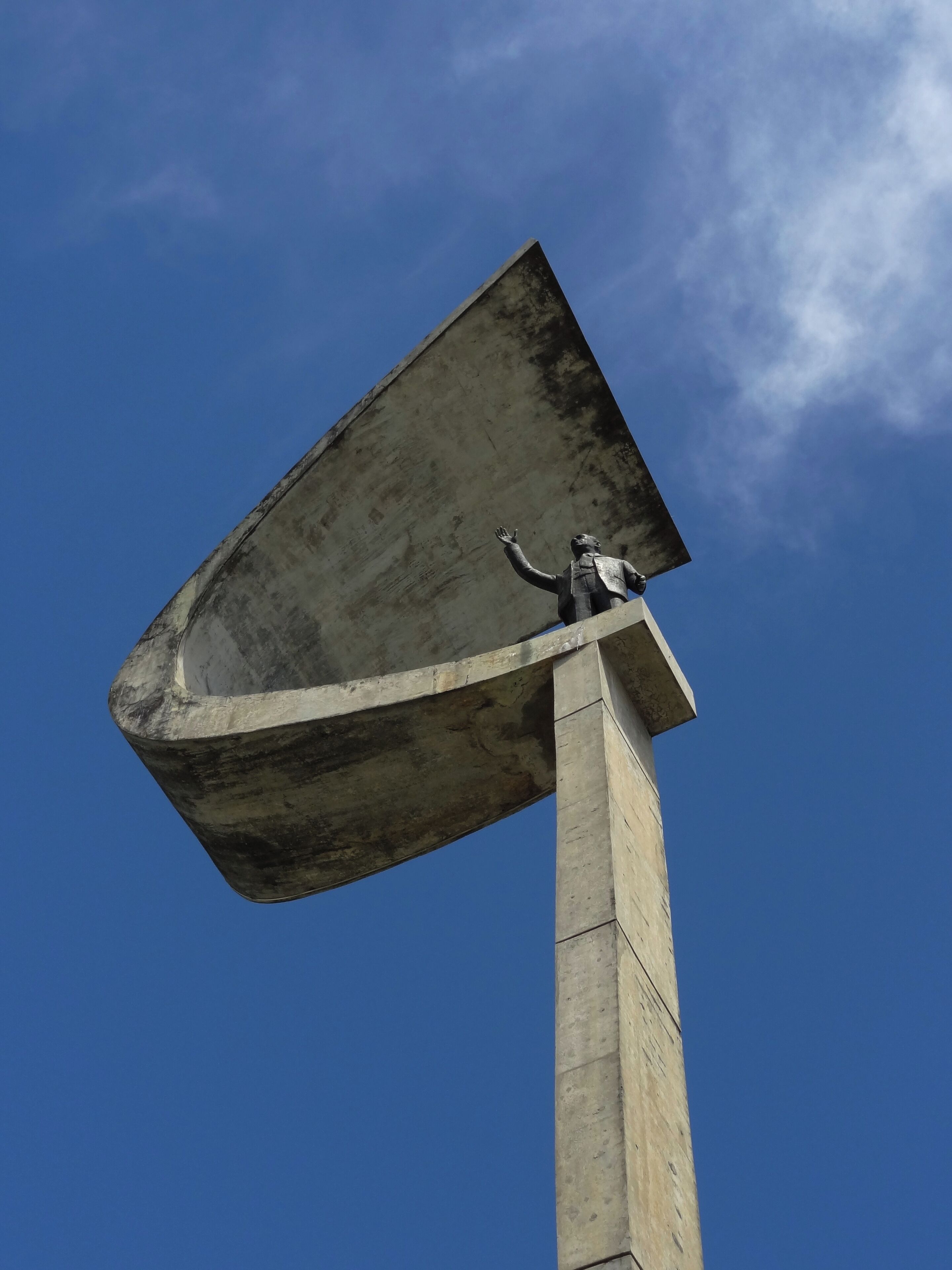 #MemorialJK #JuscelinoKubitschek #Brasilia 

O Memorial JK é uma das muitas obras de Oscar Niemeyer em Brasilia. Um museu que conta a história da construção de Brasilia e de seu idealizador, o ex-presidente Juscelino Kubitschek. Além da Câmara Mortuária do ex-presidente, o museu conta com a sua biblioteca, fotos, roupas, condecorações, presentes, a faixa presidencial e até um Ford Galaxie usado por ele.

The JK Memorial is one of the many works of Oscar Niemeyer in Brasilia. A museum that tells the story of the construction of Brasilia and its idealizer, former president Juscelino Kubitschek. In addition to the Mortuary Chamber of the former president, the museum has its library, photos, clothes, decorations, gifts, the presidential banner and even a Ford Galaxie used by him.