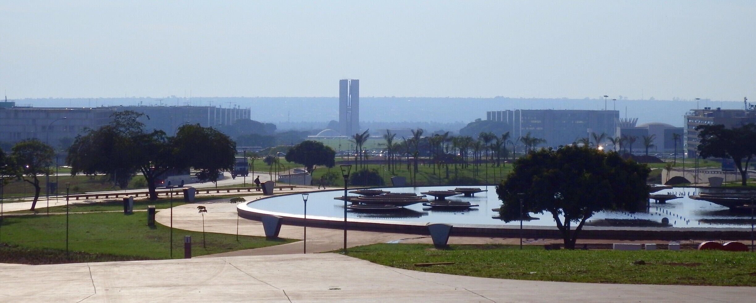 Avenida Monumental e ao fundo o Congresso Nacional, em Brasília.(Avenida Monumental and in the background the National Congress, in Brasilia, Brazil.)