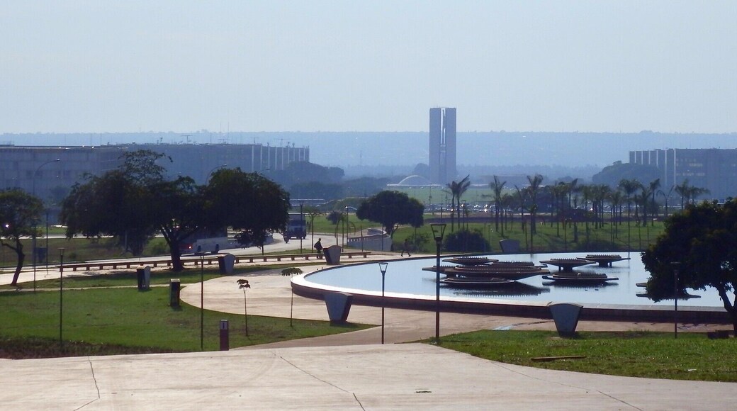 Avenida Monumental e ao fundo o Congresso Nacional, em Brasília.(Avenida Monumental and in the background the National Congress, in Brasilia, Brazil.)