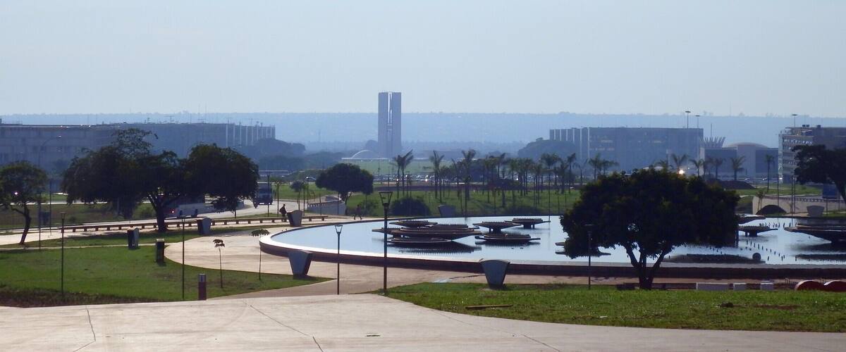 Avenida Monumental e ao fundo o Congresso Nacional, em Brasília.(Avenida Monumental and in the background the National Congress, in Brasilia, Brazil.)