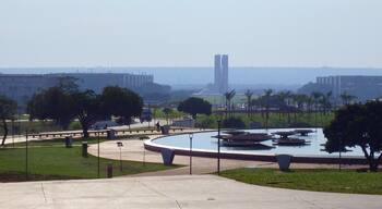 Avenida Monumental e ao fundo o Congresso Nacional, em Brasília