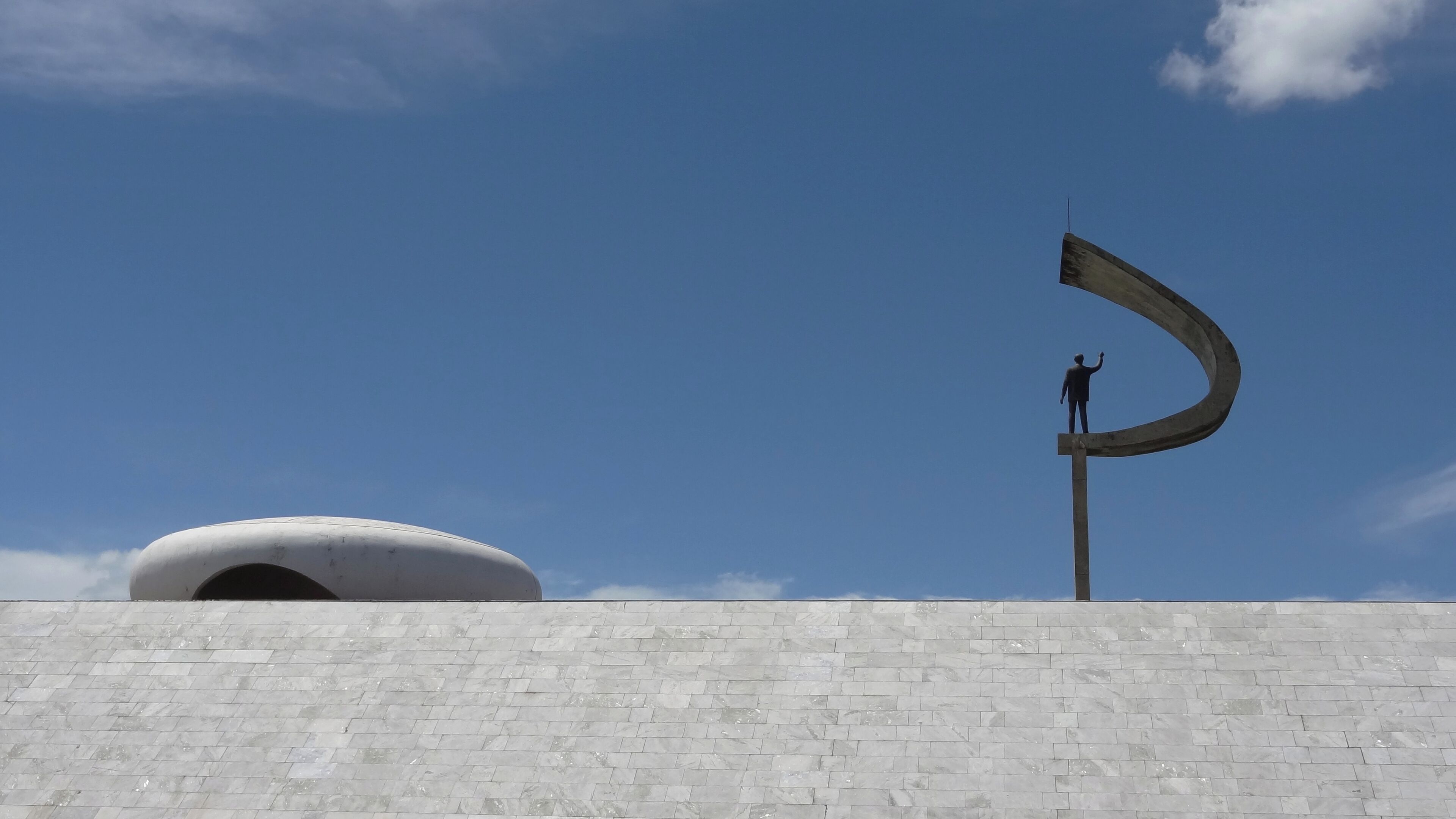 #MemorialJK #JuscelinoKubitschek #Brasilia 
O Memorial JK é uma das muitas obras de Oscar Niemeyer em Brasilia. Um museu que conta a história da construção de Brasilia e de seu idealizador, o ex-presidente Juscelino Kubitschek. Além da Câmara Mortuária do ex-presidente, o museu conta com a sua biblioteca, fotos, roupas, condecorações, presentes, a faixa presidencial e até um Ford Galaxie usado por ele.
The JK Memorial is one of the many works of Oscar Niemeyer in Brasilia. A museum that tells the story of the construction of Brasilia and its idealizer, former president Juscelino Kubitschek. In addition to the Mortuary Chamber of the former president, the museum has its library, photos, clothes, decorations, gifts, the presidential banner and even a Ford Galaxie used by him.