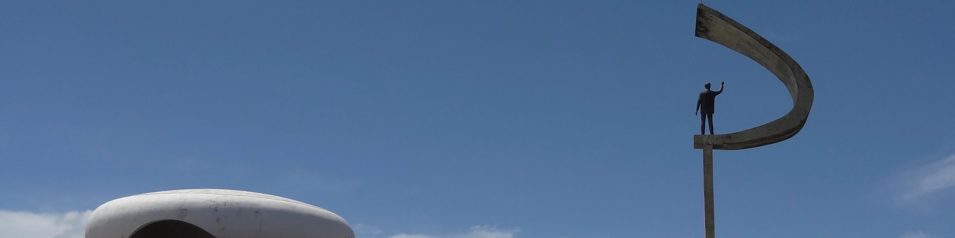 #MemorialJK #JuscelinoKubitschek #Brasilia
O Memorial JK é uma das muitas obras de Oscar Niemeyer em Brasilia. Um museu que conta a história da construção de Brasilia e de seu idealizador, o ex-presidente Juscelino Kubitschek. Além da Cùmara Mortuåria do ex-presidente, o museu conta com a sua biblioteca, fotos, roupas, condecoraçÔes, presentes, a faixa presidencial e até um Ford Galaxie usado por ele.
The JK Memorial is one of the many works of Oscar Niemeyer in Brasilia. A museum that tells the story of the construction of Brasilia and its idealizer, former president Juscelino Kubitschek. In addition to the Mortuary Chamber of the former president, the museum has its library, photos, clothes, decorations, gifts, the presidential banner and even a Ford Galaxie used by him.