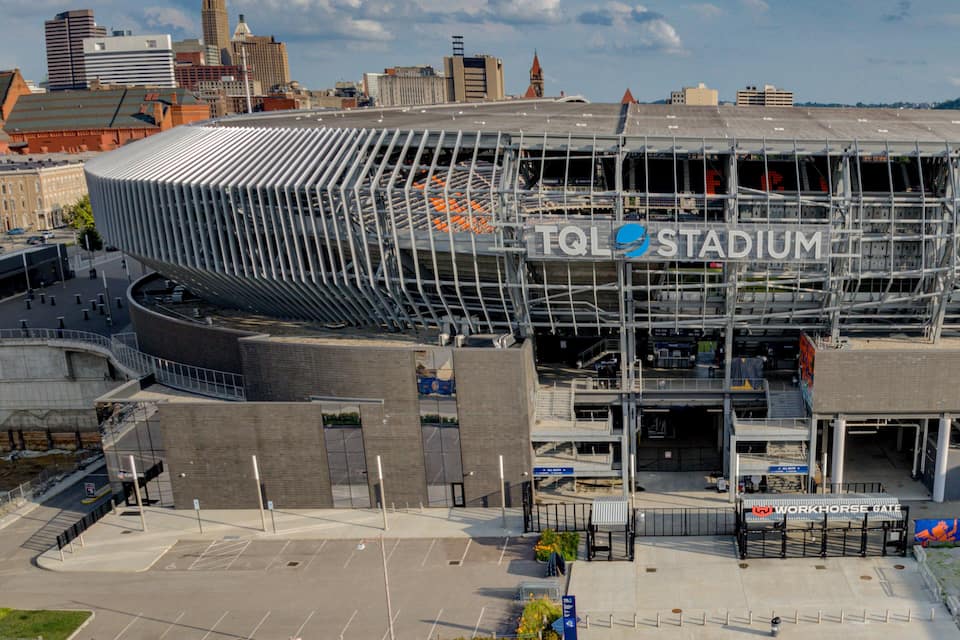 Estadio TQL, con su distintiva cubierta curva y arquitectura moderna.