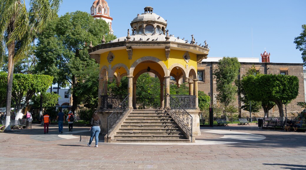 Las personas están caminando por el jardín Hidalgo en el Centro de San Pedro de Tlaquepaque en el Estado de Jalisco.