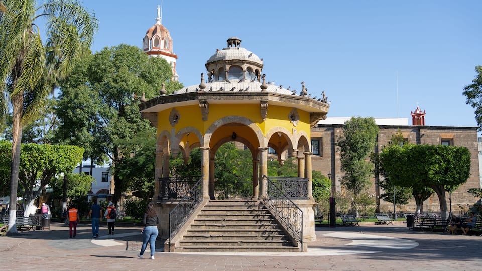 Las personas están caminando por el jardín Hidalgo en el Centro de San Pedro de Tlaquepaque en el Estado de Jalisco.