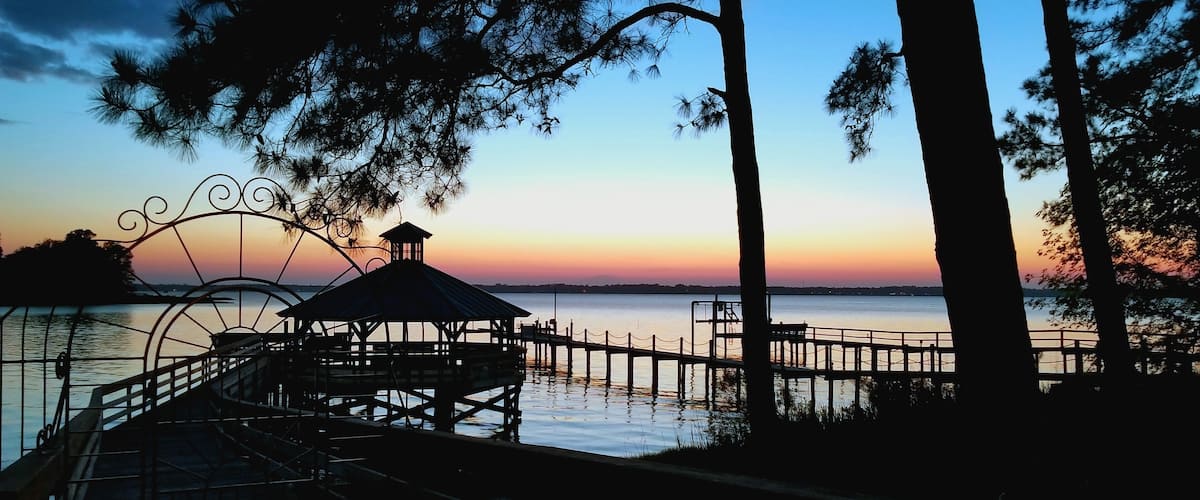Sunset at the community pier in a beautiful golfing neighborhood located in Suffolk, VA where the mouth of the James and Nansemond Rivers meet.
I feel very blessed to call this area home.
#outdoors