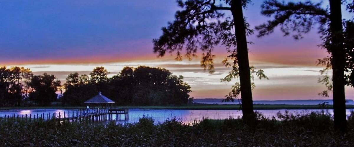 Knotts Creek is a small tributary near where the mouths of James & Nansemond Rivers meet. Homes in the Riverfront golfing community inhabit it's banks.
Sunsets are never the same, are they? And often can be quite spectacular.
#outdoors