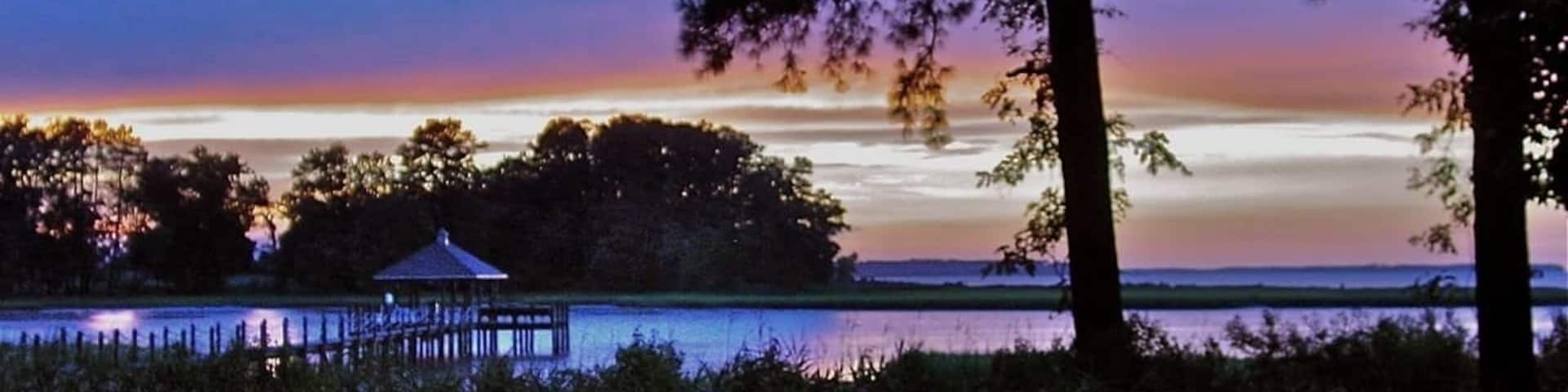 Knotts Creek is a small tributary near where the mouths of James & Nansemond Rivers meet. Homes in the Riverfront golfing community inhabit it's banks.
Sunsets are never the same, are they? And often can be quite spectacular.
#outdoors
