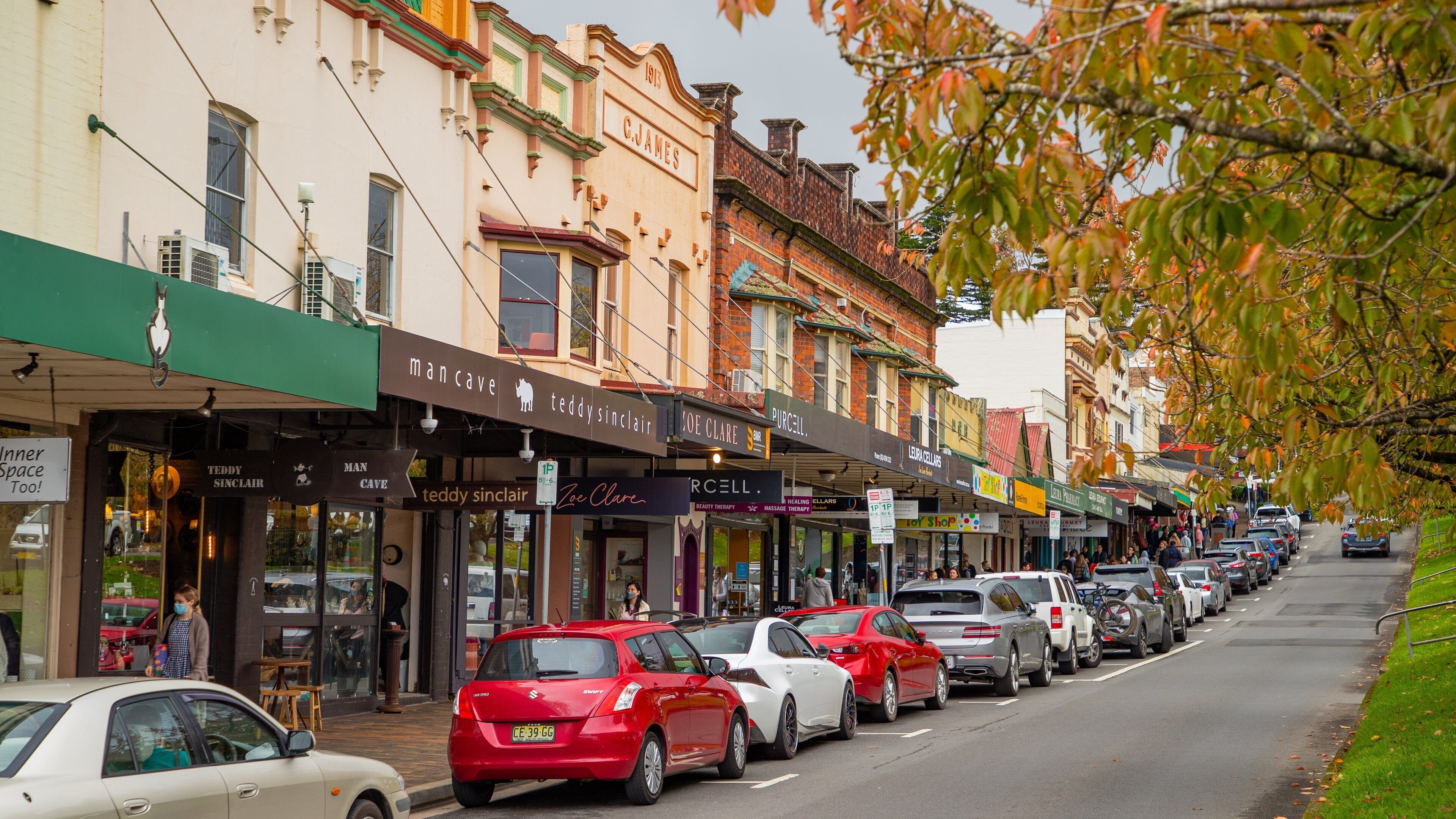 Leura showing a small town or village