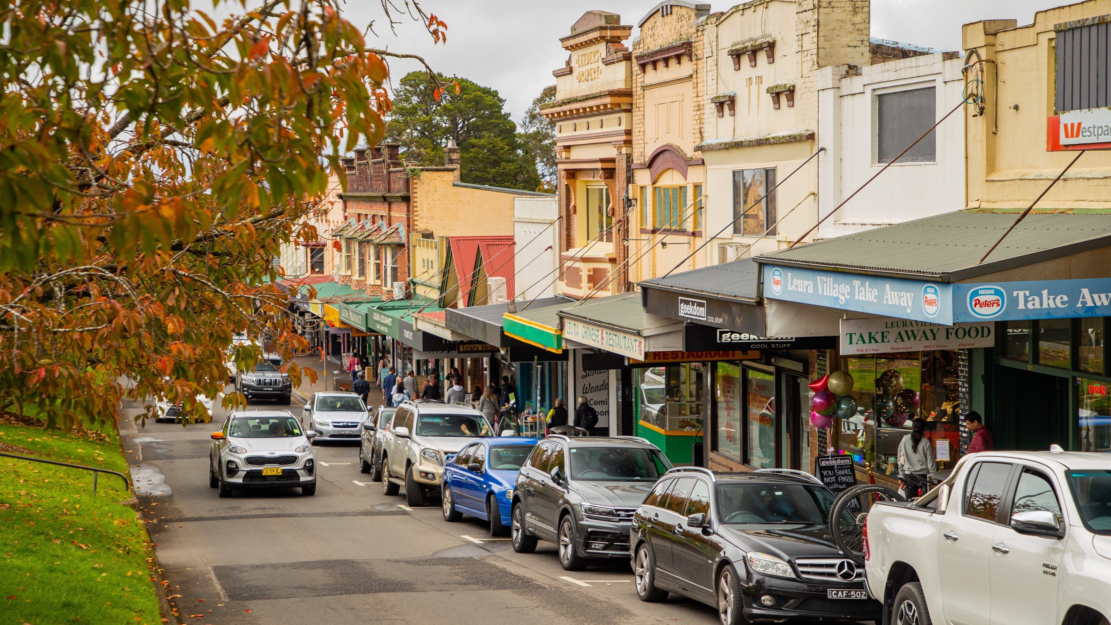 Leura showing a small town or village