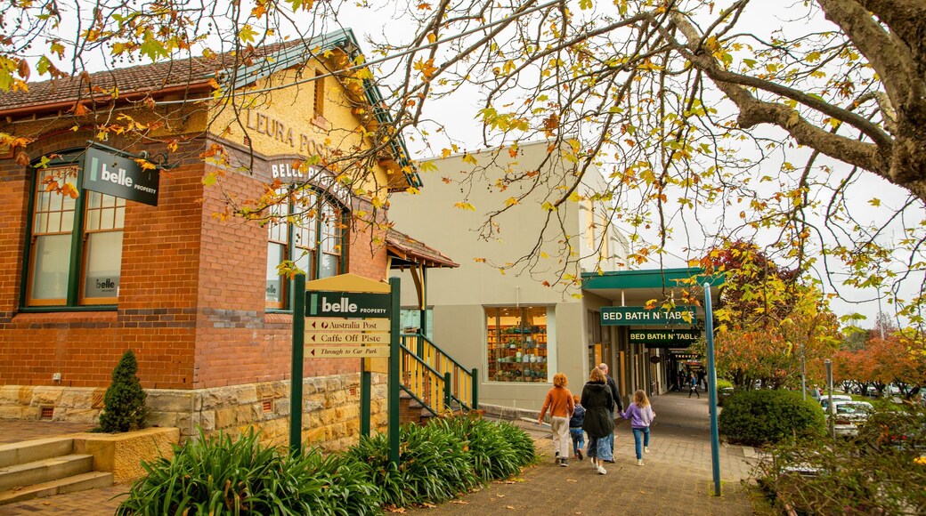 Leura featuring fall colors and street scenes as well as a family