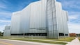 Un edificio moderno con líneas verticales, con la leyenda 'OKLAHOMA CONTEMPORARY ARTS CENTER'.