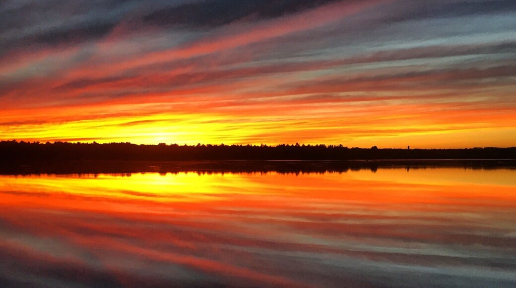 Absolutely stunning sunset and reflection. Look at these colors! I don't want the summer to end yet. #EndlessSummer