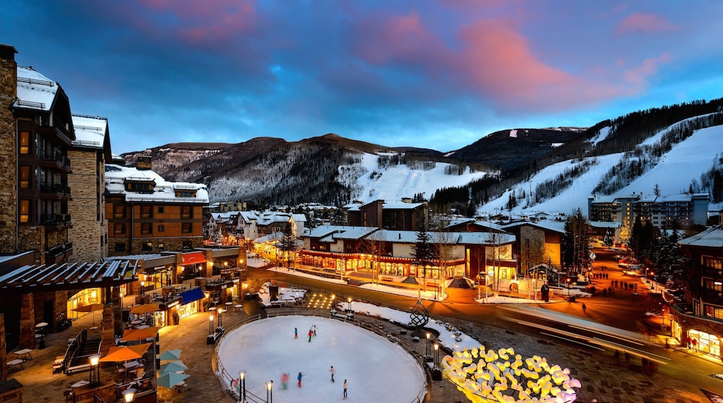 Vail som visar ett torg, skridskoåkning och en solnedgång
