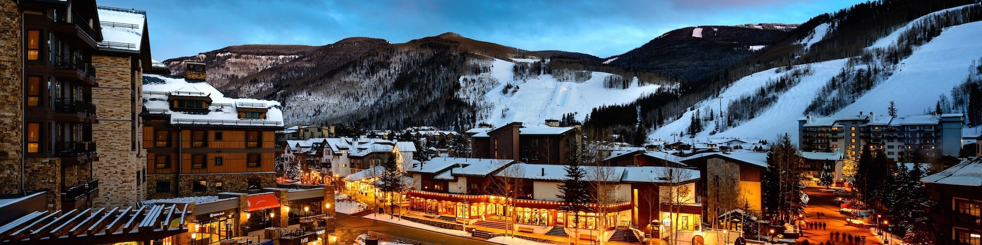 Vail ofreciendo un atardecer, una plaza y patinaje sobre nieve