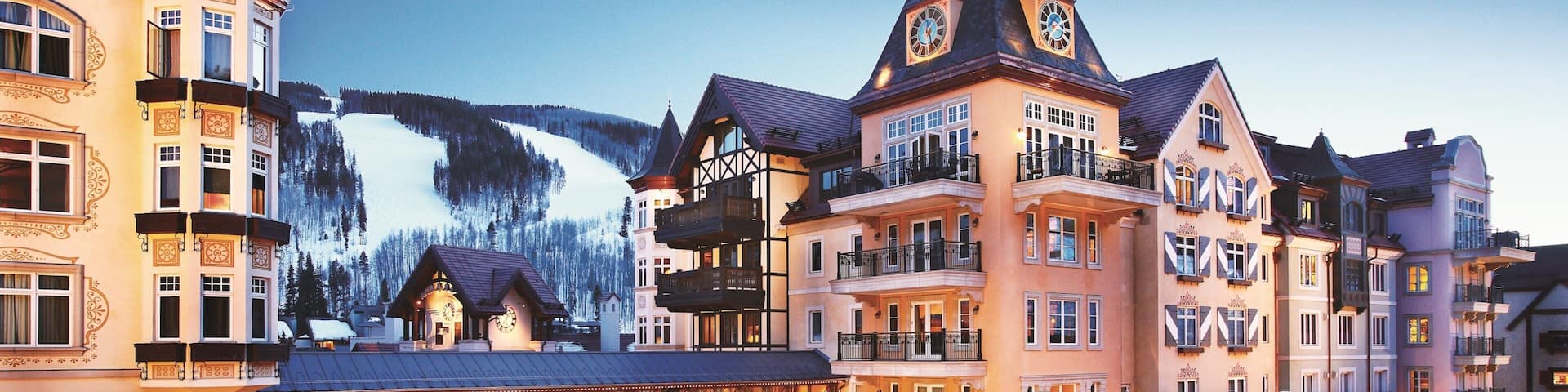 Vail montrant hĂŽtel ou complexe de luxe, square ou place et coucher de soleil